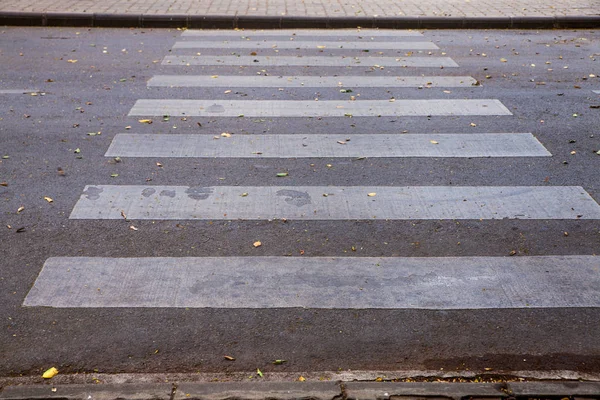 タイでのアスファルトの道路に白い横断歩道 — ストック写真