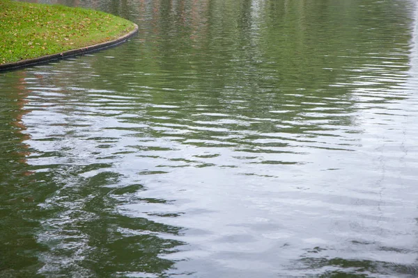 Außenteich im Park bei Thailand — Stockfoto