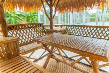 Masayı bambu kulübe Tayland at