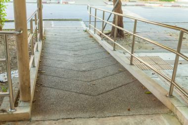 Binanın içinde devre dışı bırakma işareti için rampa yol