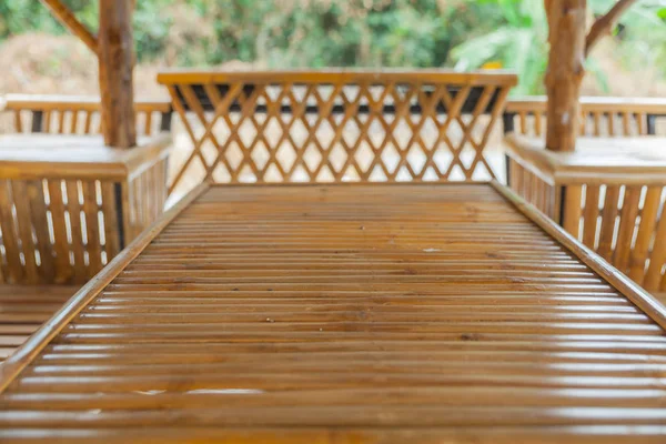 Tisch in Bambushütte in Thailand gedeckt — Stockfoto