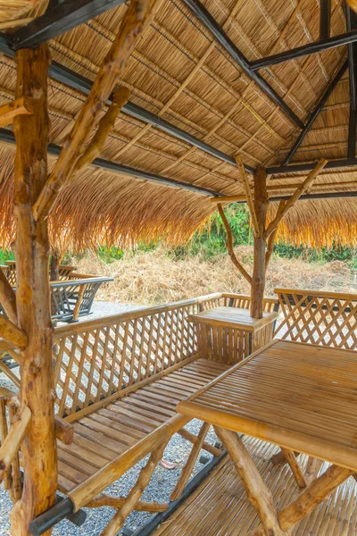 Стол накрыт в бамбуковой хижине в Таиланде — стоковое фото
