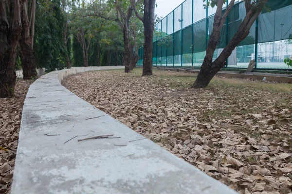 Assento de pedra ao ar livre do campo de ténis na Tailândia — Fotografia de Stock