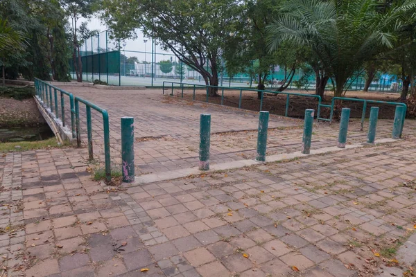 Puente de hormigón sobre el río en el parque — Foto de Stock