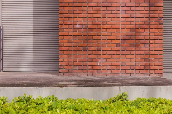赤レンガと建物の金属製のドア — ストック写真
