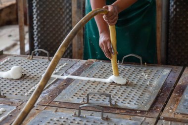 fabrikada kauçuk lateks yastık ile işçi dolgu metal kalıp