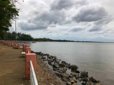 Tayland, Phatthalung 'da deniz kenarında beton bariyer ve yürüyüş yolu