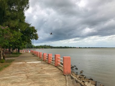 Tayland, Phatthalung 'da deniz kenarında beton bariyer ve yürüyüş yolu