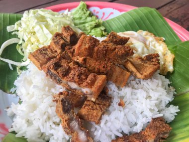 Kızarmış domuz eti ve beyaz pirinç, Tayland yemeği.