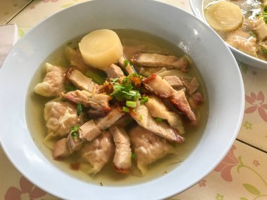 Sıcak çorba çıtır domuz eti ve kase üzerinde wonton, Tayland yemeği.