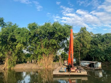 Tayland 'da kazma kanalı kazma makinesi