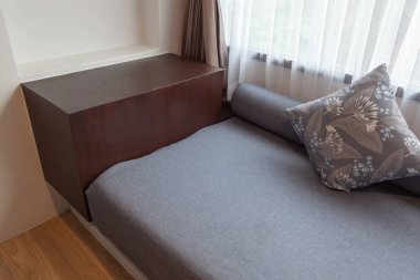 Phuket Tayland 'da lüks bir otelde romantik bir yatak ve yastık.