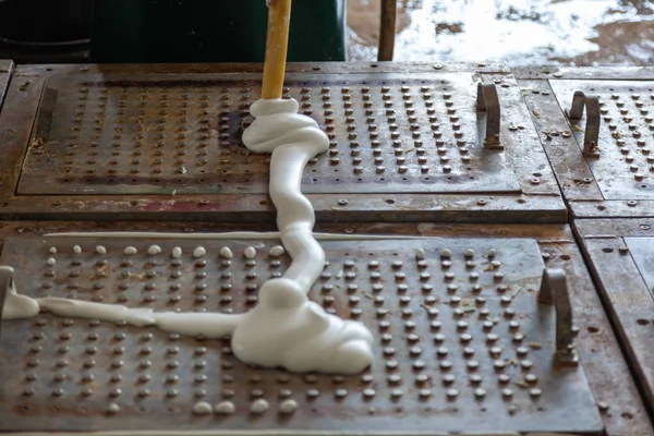 Pracownik wypełnić formy metalowe z gumy lateksowej poduszki w fabryce — Zdjęcie stockowe