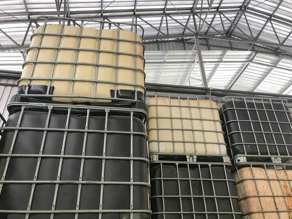 Fila di serbatoio grande serbatoio di plastica in fabbrica di gomma — Foto Stock
