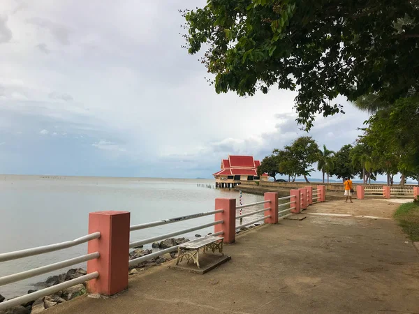Betonowa bariera i chodnik w pobliżu morza w Phatthalung, Tajlandia — Zdjęcie stockowe