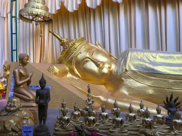 Estátua adormecida dourada de buddha em Trang, Tailândia — Fotografia de Stock