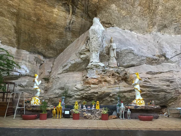Wielki posąg Buddy na ścianie górskiej w Trang, Tajlandia — Zdjęcie stockowe