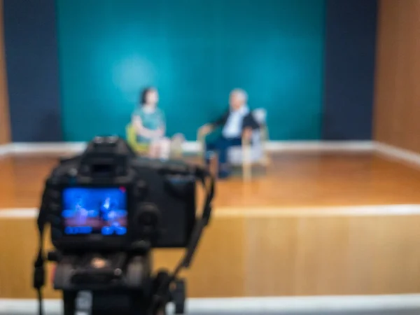 Abstrakcyjny rozmyty tło kamery wideo i ludzi wywiad w sali konferencyjnej — Zdjęcie stockowe
