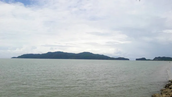 Isla y mar por la mañana en el sur de Tailandia — Foto de Stock