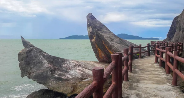 Scogliera di pietra vicino alla costa del mare nel sud della Thailandia — Foto Stock