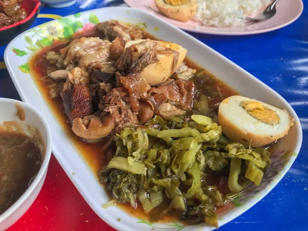 Cozido perna de porco cozido com ovo em prato de comida na Tailândia — Fotografia de Stock