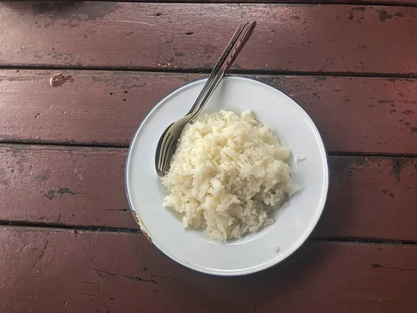 Arroz blanco al vapor en el plato con cuchara —  Fotos de Stock