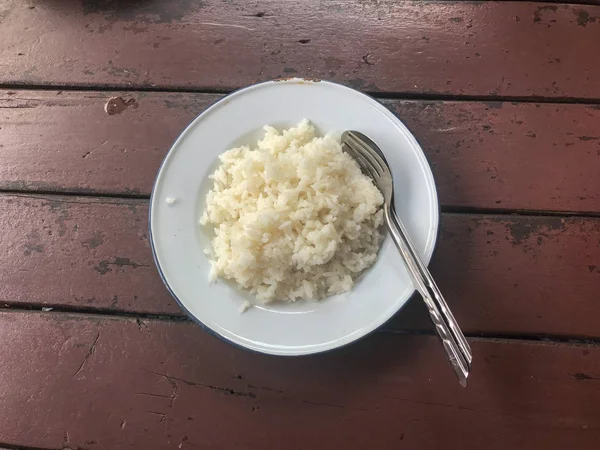 Arroz blanco al vapor en el plato con cuchara — Foto de Stock