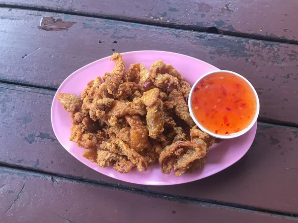 Poulet à la peau frite dans une assiette avec sauce — Photo