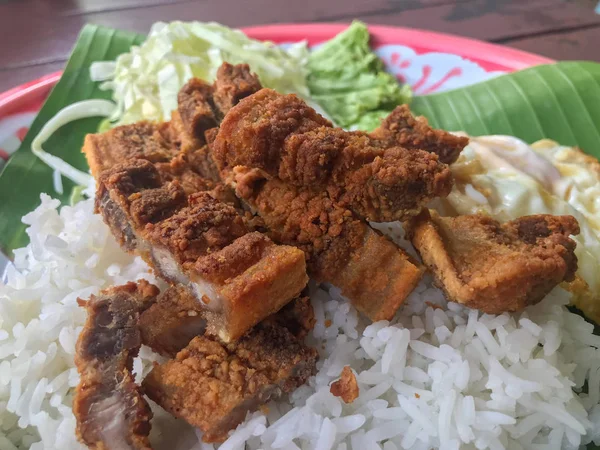 Gefrituurd varkensvlees op bord met witte rijst, Thailand Food — Stockfoto