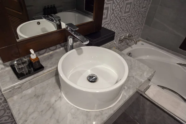 Romantische moderne Wasserhahn und Waschbecken in Luxus-Badezimmer Hotel auf Phuket Thailand — Stockfoto