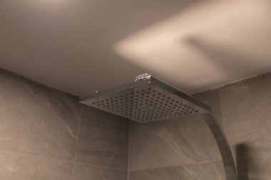 Tayland 'da banyo otelinde duşu kapat.