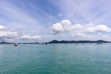 Phuket, Tayland 'da güneşli bir günde yat limanı.