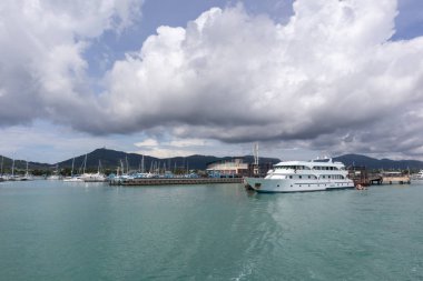 Phuket, Tayland 'da güneşli bir günde yat limanı.