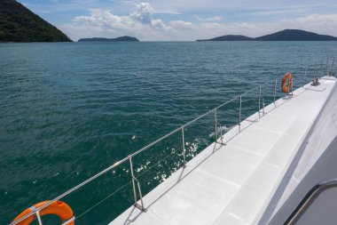 Yat gezisi güneşli bir günde Aao chalong Phuket, Tayland 'da