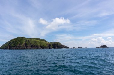 Tayland, Phuket 'te yat gezisinde deniz ve dağ manzarası