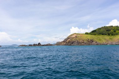 Phuket, Tayland 'daki yat gezisinden güneşli bir günde deniz manzarası