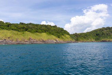 Phuket, Tayland 'da deniz manzaralı bir yat gezisi.