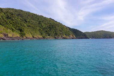 Phuket, Tayland 'daki yat gezisinden güneşli bir günde deniz manzarası