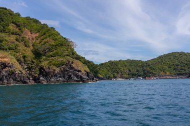 Phuket, Tayland 'da deniz manzaralı bir yat gezisi.