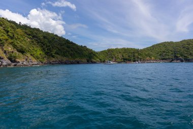 Phuket, Tayland 'daki yat gezisinden güneşli bir günde deniz manzarası