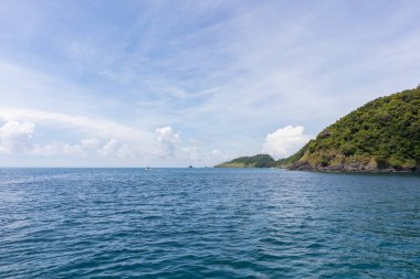 Phuket, Tayland 'daki yat gezisinden güneşli bir günde deniz manzarası