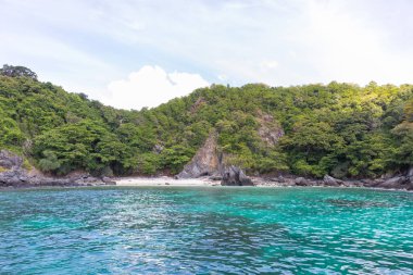 Phuket, Tayland 'da deniz manzaralı bir yat gezisi.