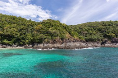 Phuket, Tayland 'daki yat gezisinden güneşli bir günde deniz manzarası