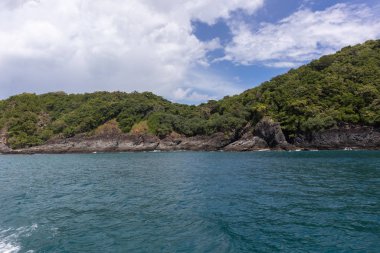 Phuket, Tayland 'daki yat gezisinden güneşli bir günde deniz manzarası