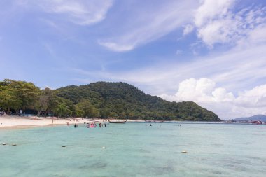 Phuket, Tayland 'daki yat gezisinden güneşli bir günde deniz manzarası