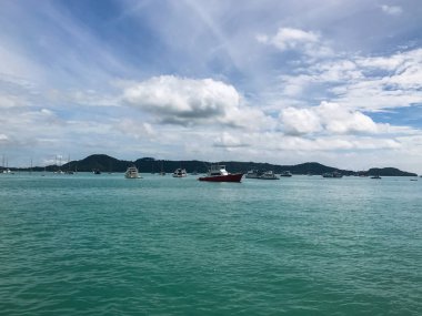 Phuket, Tayland 'da güneşli bir günde yat limanı.