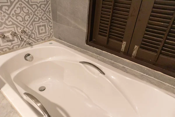 Bañera blanca vacía en el baño del hotel — Foto de Stock