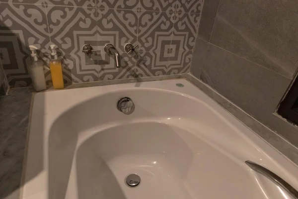 Empty white bathtub in bathroom at hotel — Stock Photo, Image