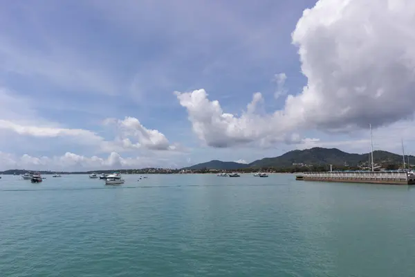 Muelle del club de cruceros del yate en el día soleado en Phuket, Tailandia — Foto de Stock