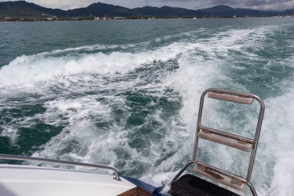 Vue sur la mer en croisière en yacht à Phuket, Thaïlande — Photo